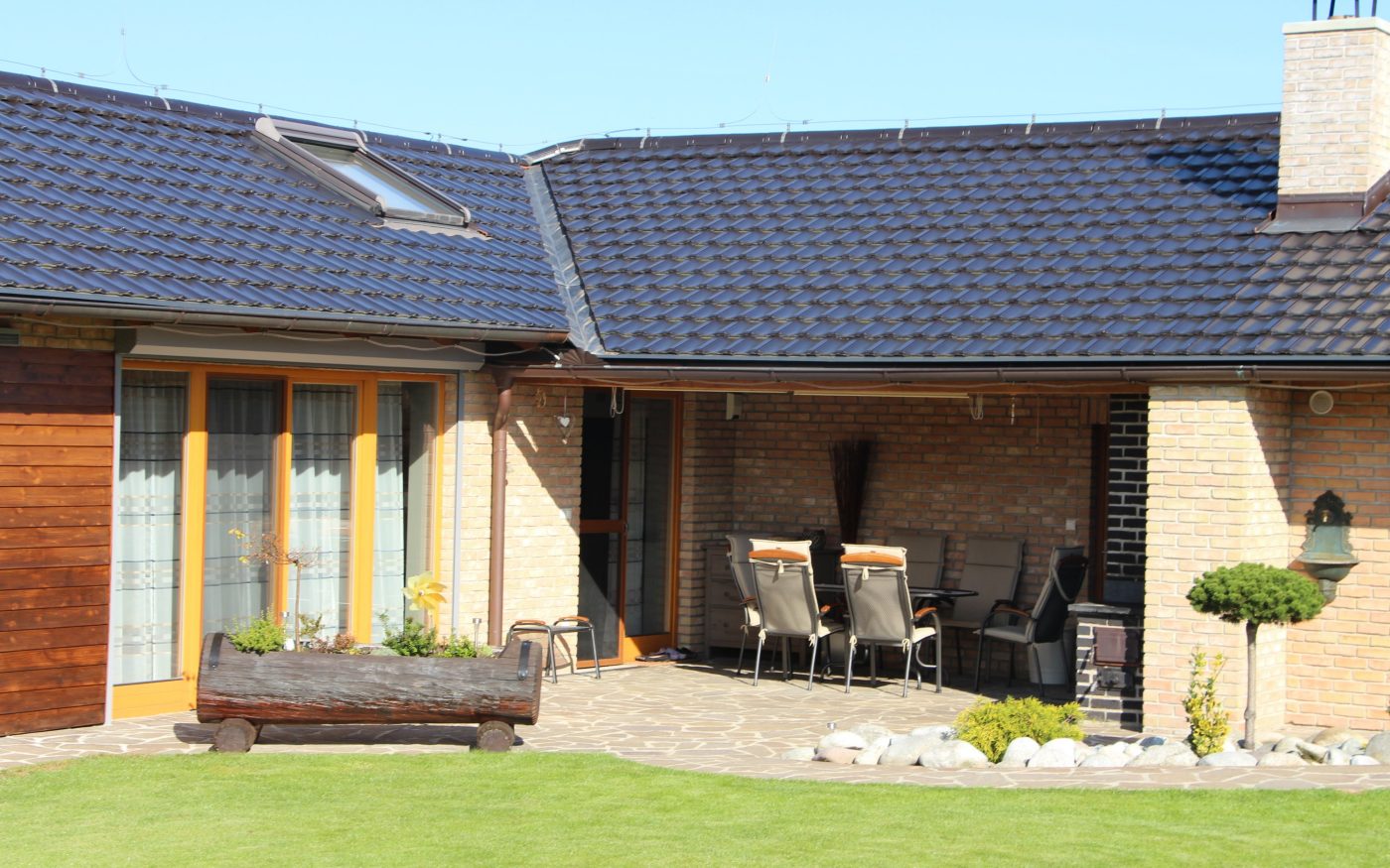 Reference rodinný dům Dubné 2016 - střešní krytina Tondach Samba 11 glazura Amadeus černá & Zdivo Porotherm 44 EKO + Profi | Wienerberger