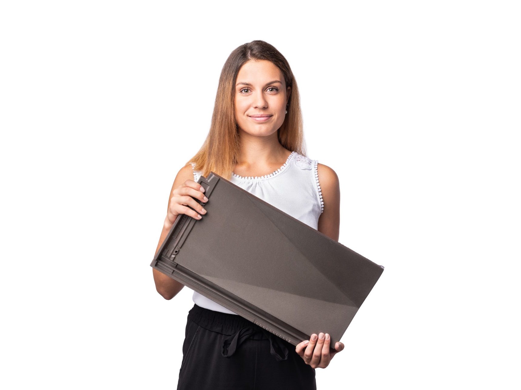 Mladá žena držící střešní krytinu Tondach ve svých rukou na bílém pozadí