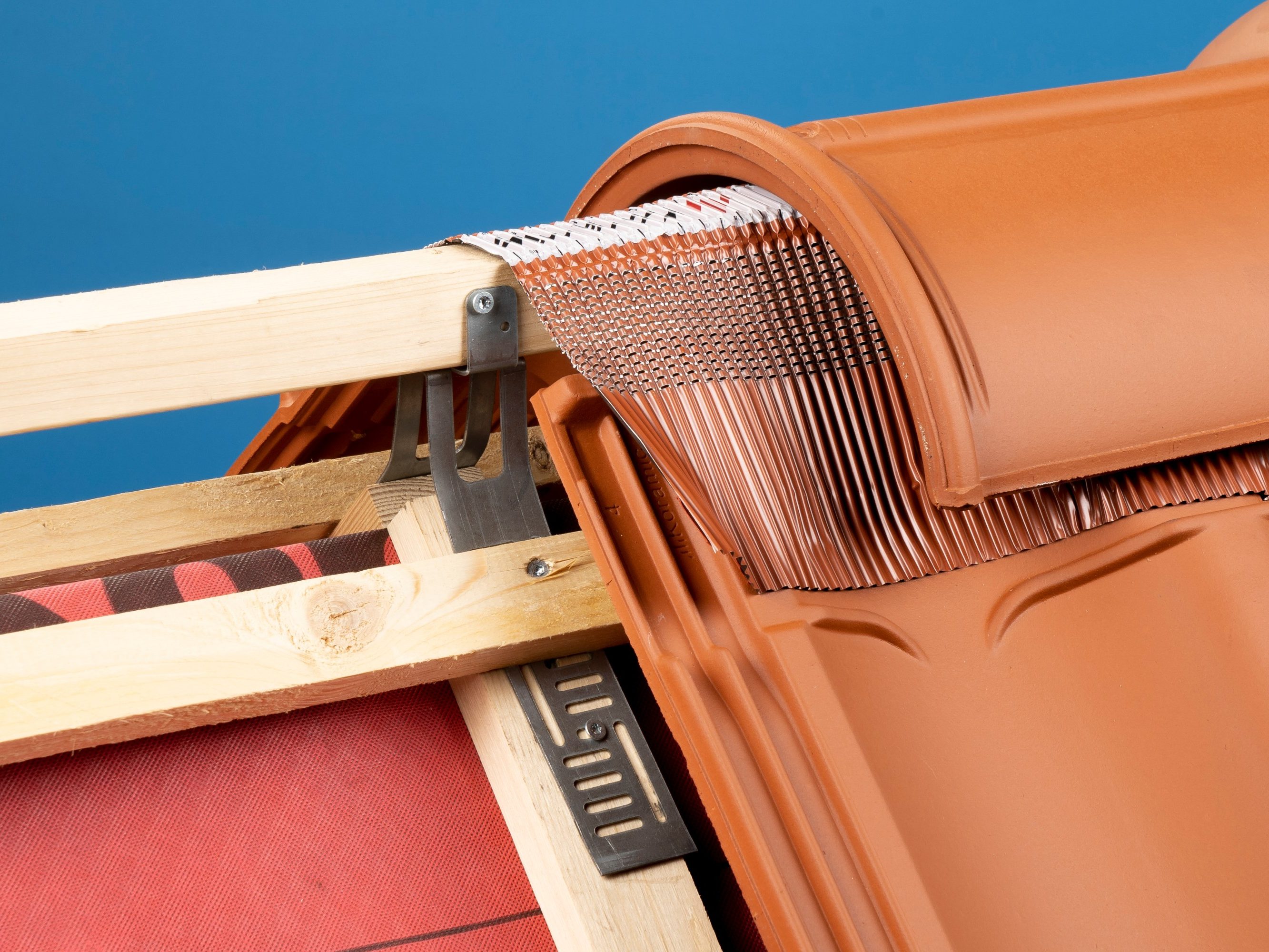 Větrací pás Tondach a jeho instalace na střeše - detail hřebene střechy