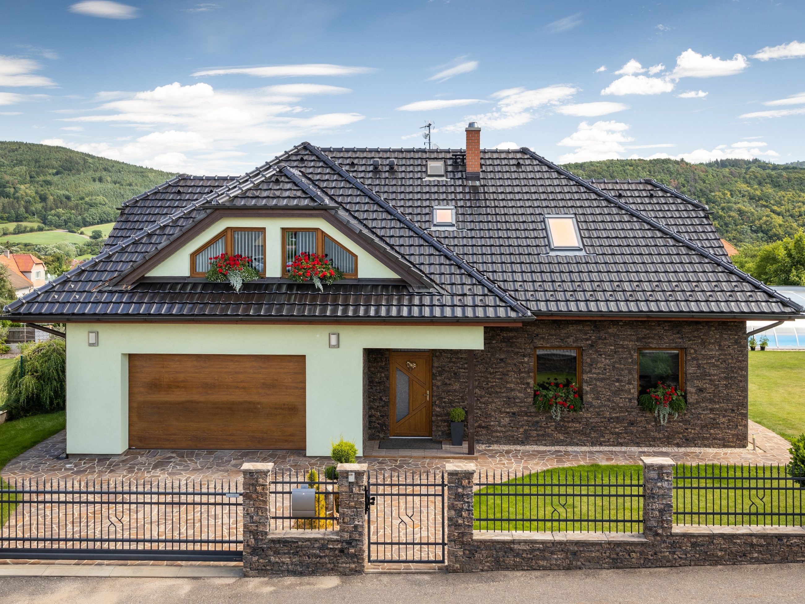 Reference rodinný dům Příbram 2011 - Porotherm 40 Tondach Stodo 12 černá Glazura| Wienerberger