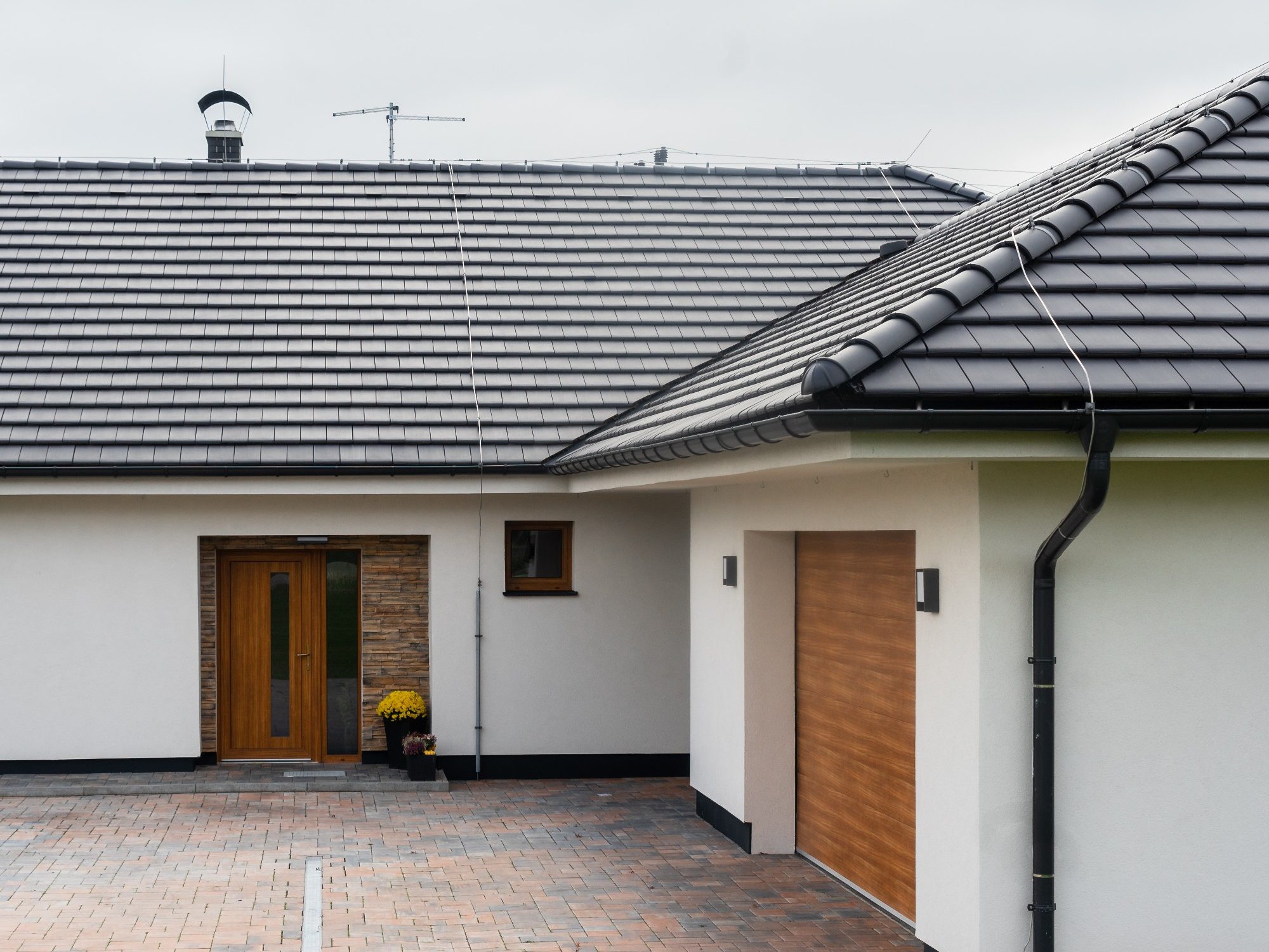 Reference rodinný dům Vroutek 2018 - střešní krytina Tondach Figaro 11 engoba černá & Zdivo Porotherm 38 Profi a Porotherm 25 AKU Z | Wienerberger