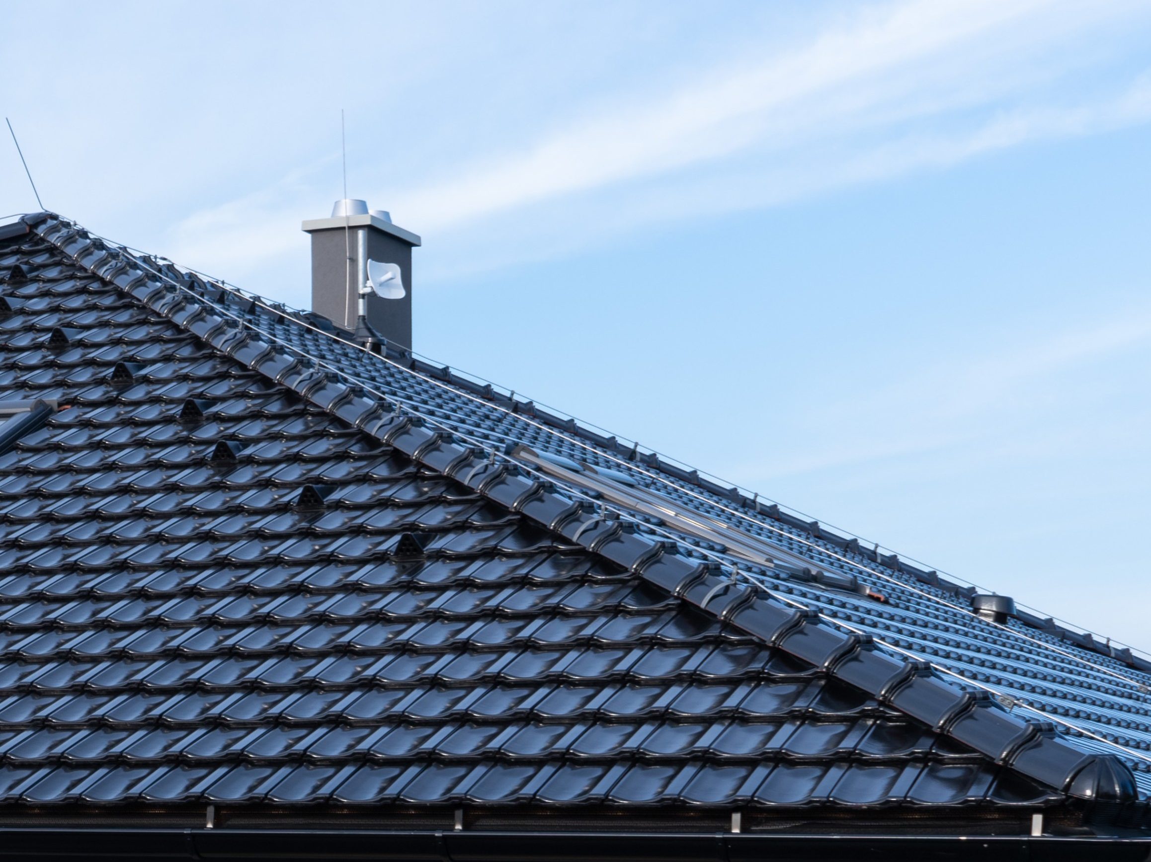 Větrací tašky a hřebenový pás - střecha