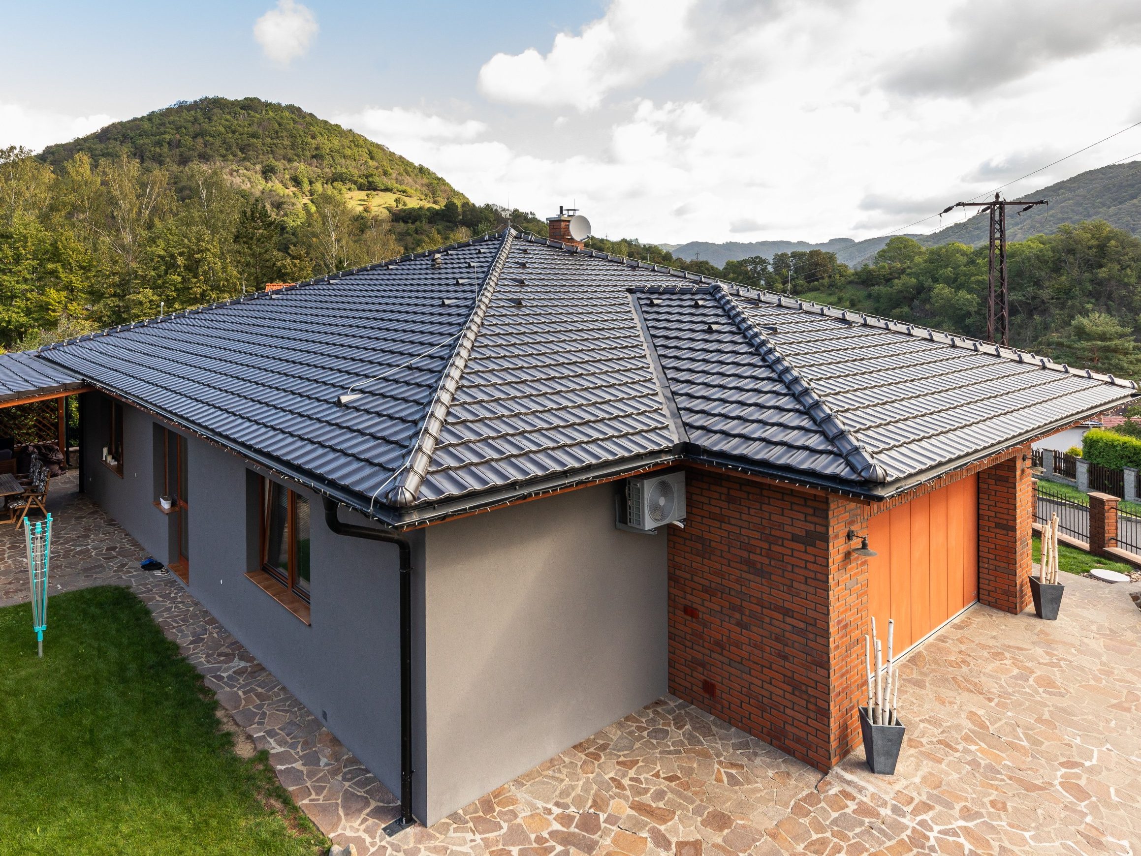 Reference rodinný dům Povrly 2018 - střešní krytina Tondach Stodo 12 glazura Amadeus černá & Lícová cihla Terca Passiebloem | Wienerberger