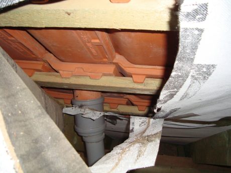 Nesprávné provedení detailů Doplňkových hydroizolačních vrstev (DHV) - Nejčastější chyby při pokládce střechy | Tondach