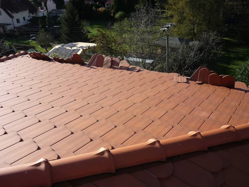 Nedostatečné kotvení - Nejčastější chyby při pokládce střechy | Tondach | Chystáte se na výstavbu nebo rekonstrukci domu? Měli byste myslet také na to, že správná pokládka střešní krytiny ovlivňuje životnost střechy, a tím i ostatních částí domu. Je třeba se zaměřit na jednotlivé detaily střešní skladby a jejích částí. Dnes se podíváme na nejčastější chyby při pokládce keramické krytiny, na které je třeba dát si pozor. 