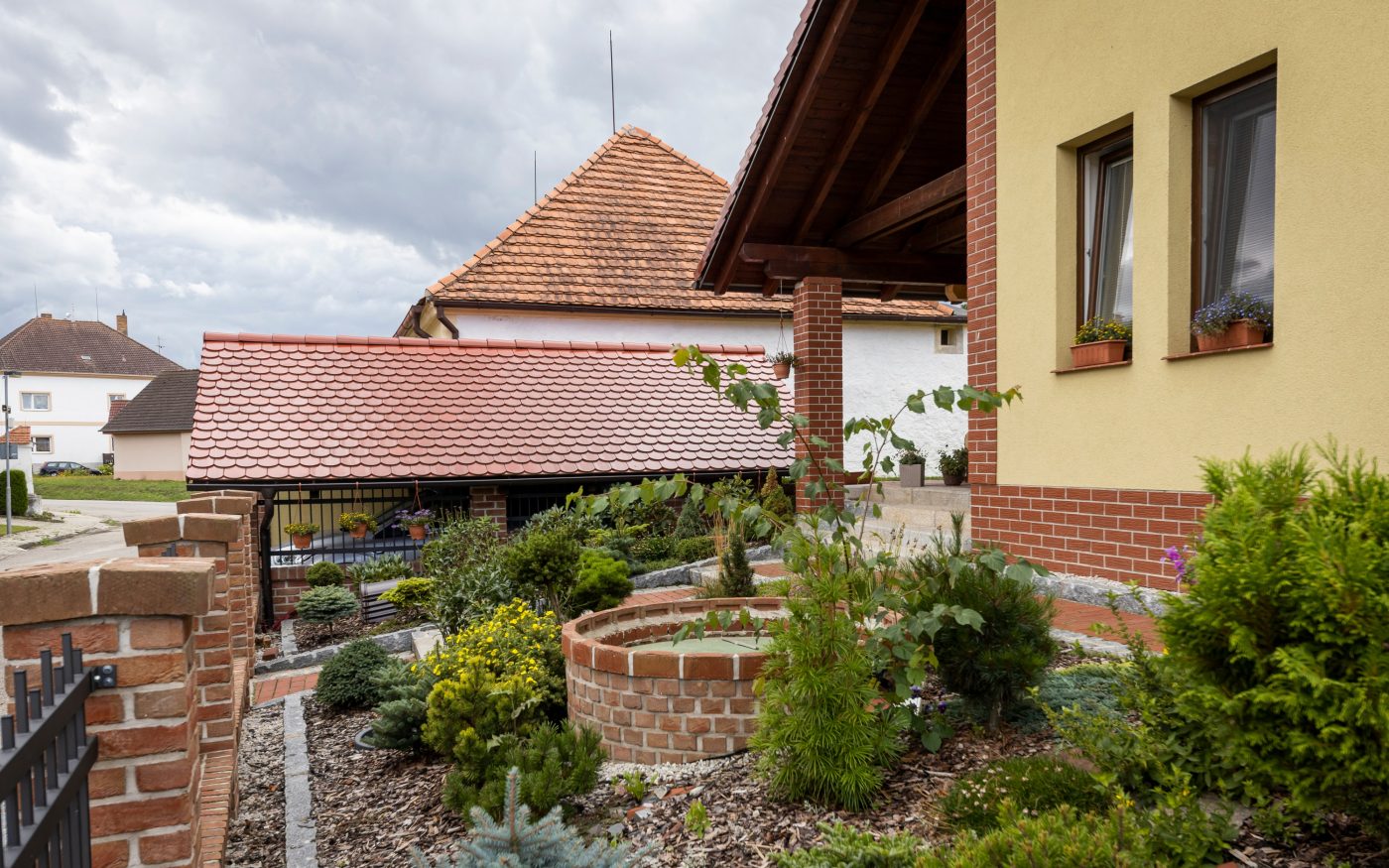 Rodinný dům České Budějovice 2016 - střešní krytina Tondach Bobrovka kulatý řez 19x40 glazura Amadeus natur | Reference Wienerberger