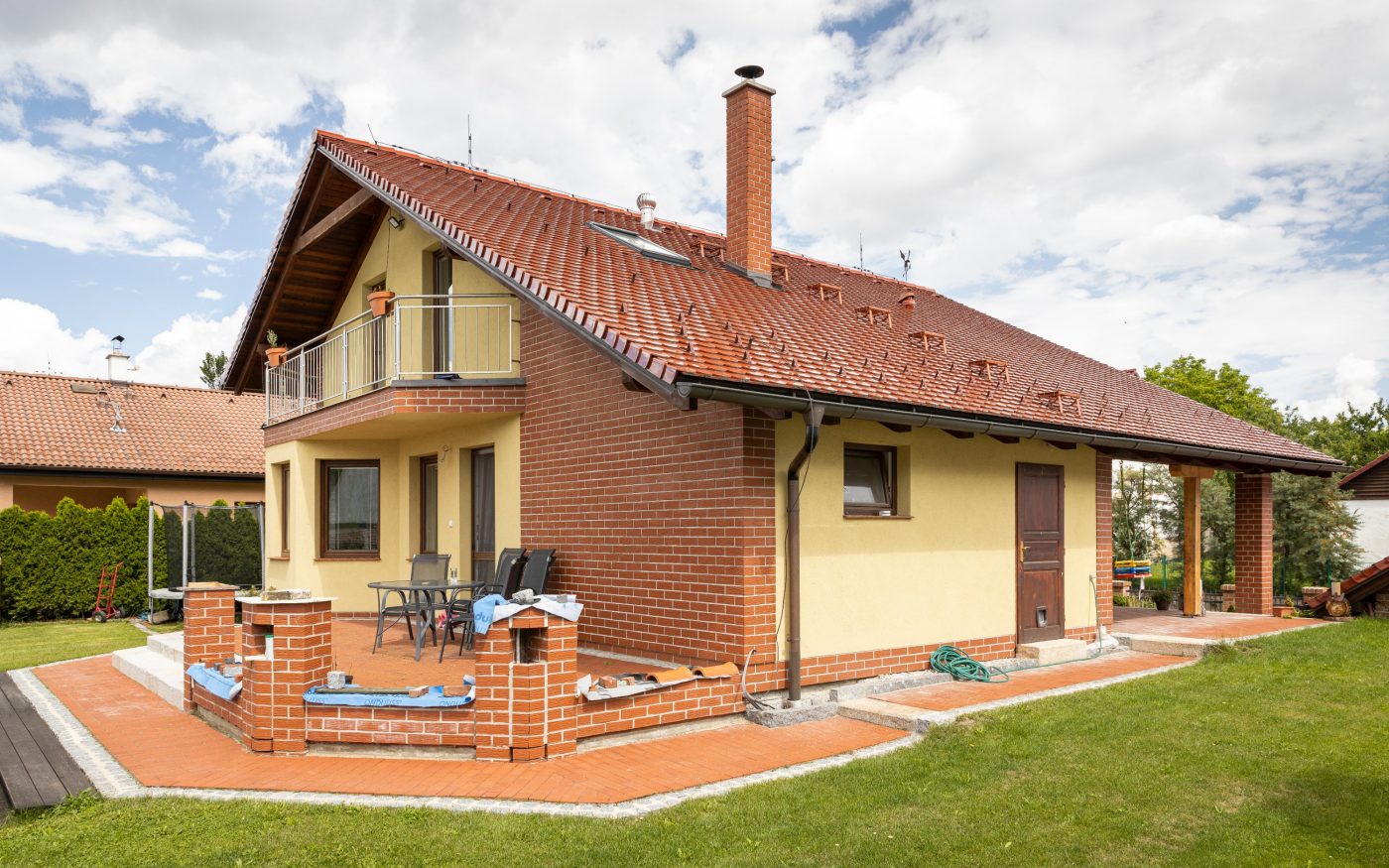 Rodinný dům České Budějovice 2016 - střešní krytina Tondach Bobrovka kulatý řez 19x40 glazura Amadeus natur | Reference Wienerberger