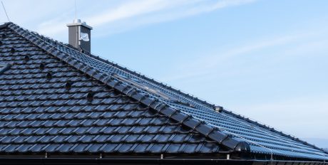 Větrací tašky a hřebenový pás - střecha