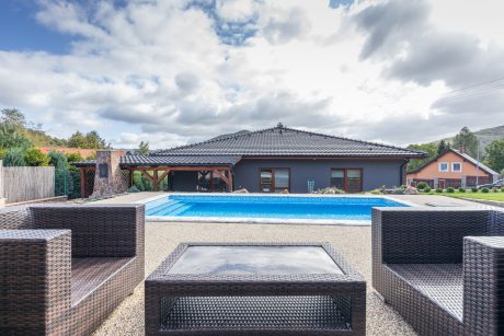 Bungalov s pálenou krytinou s nízkým sklonem šikmé střechy | Tondach reference