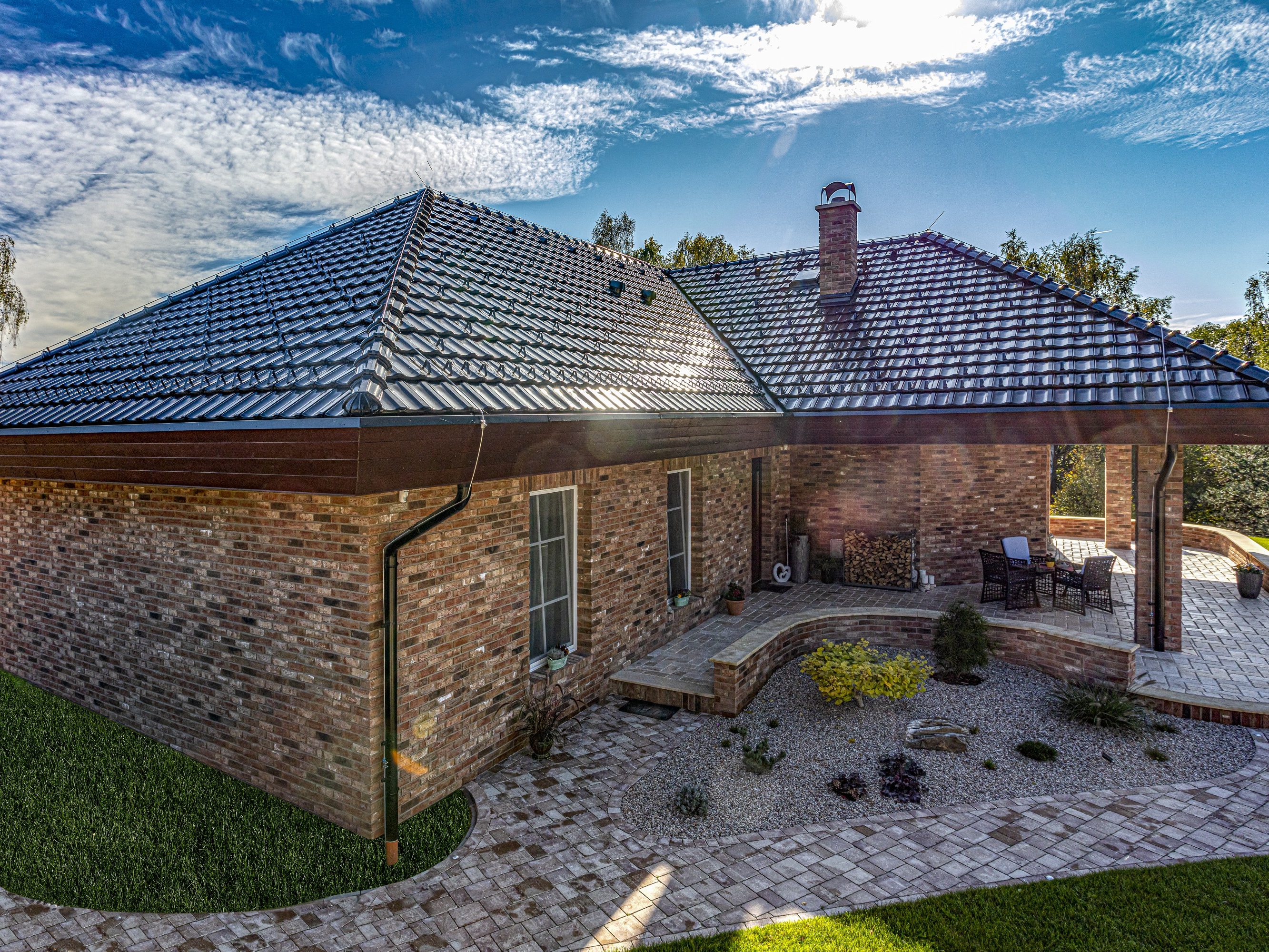 Reference rodinný dům Karlovarský kraj 2019 - střešní krytina Tondach Stodo 12 glazura Amadeus černá & Porotherm 44 EKO + Profi & Terca Renaissance | Wienerberger