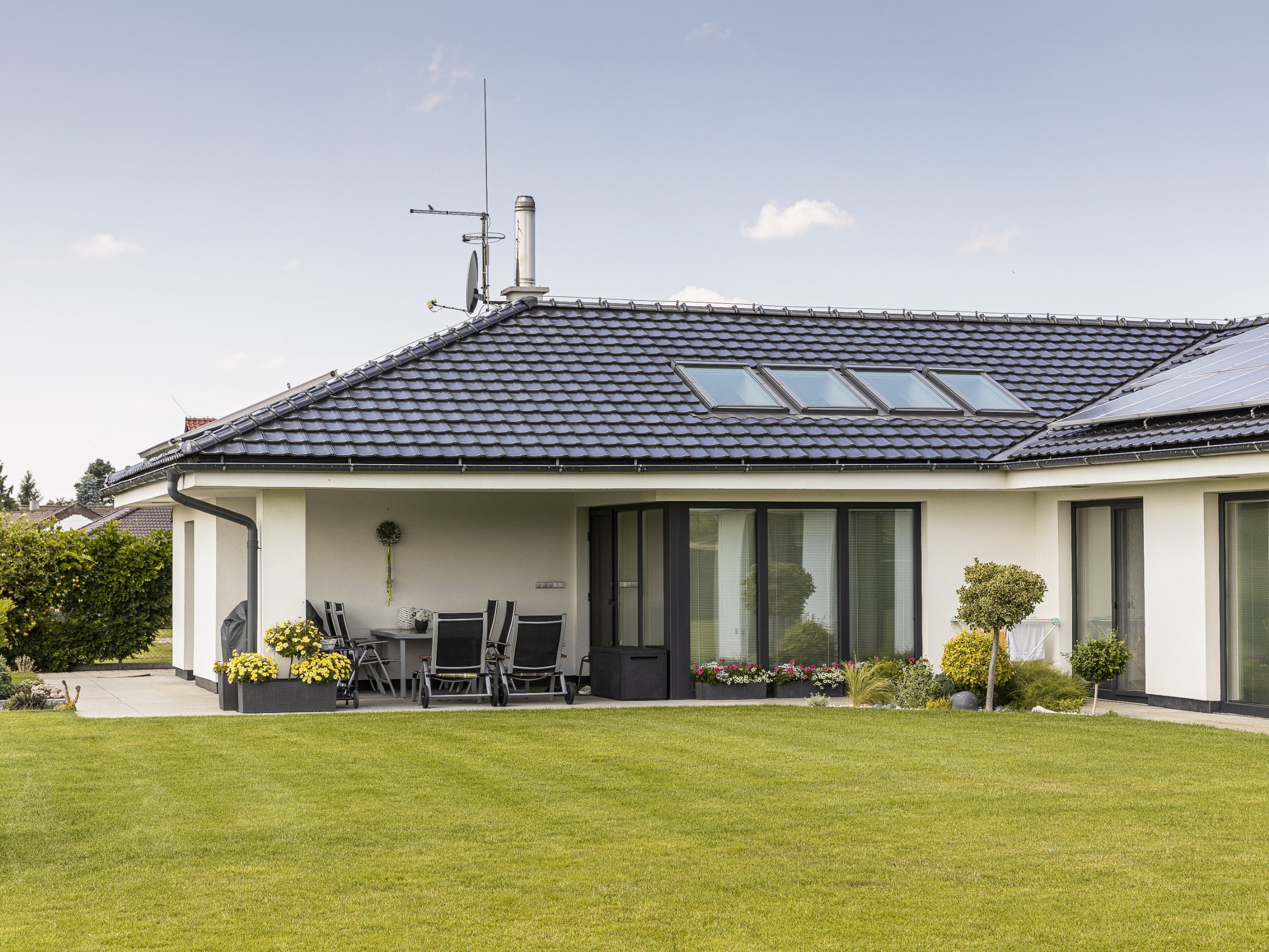 Rodinný dům Kunčice 2015 - střešní krytina Stodo 12 glazura břidlicově černá | Reference Wienerberger