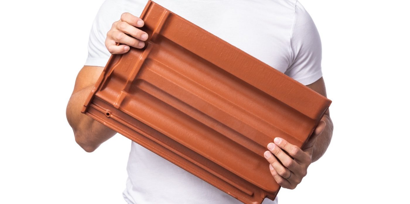 Mladý muž se střešní krytinou Tondach | Střešní taška Tondach