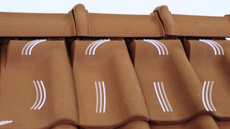 Fotografie - ukázka - liniového odvětrání | Střešní tašky Samba Tondach