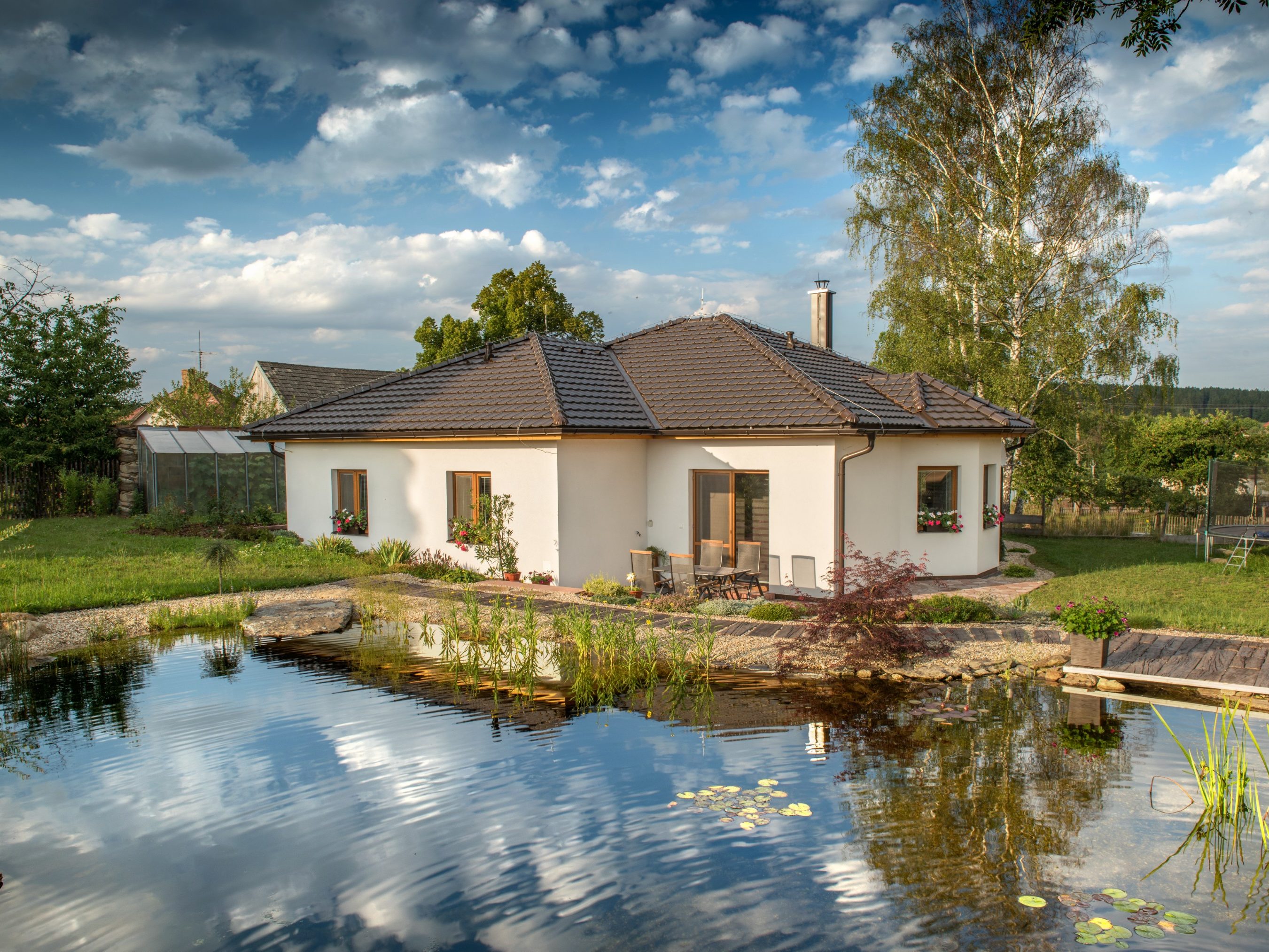 Reference rodinný dům Častrov 2019 - střešní krytina Tondach Stodo 12 engoba tmavě hnědá | Wienerberger