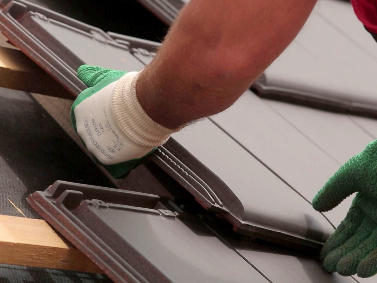 Fotografie z testování - barva krytiny nemá vliv na přehřívání podstřeší, pokud je střecha kvalitně provedena | Tondach