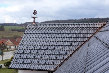 Větrání střechy Tondach - podhřebenové větrací tašky