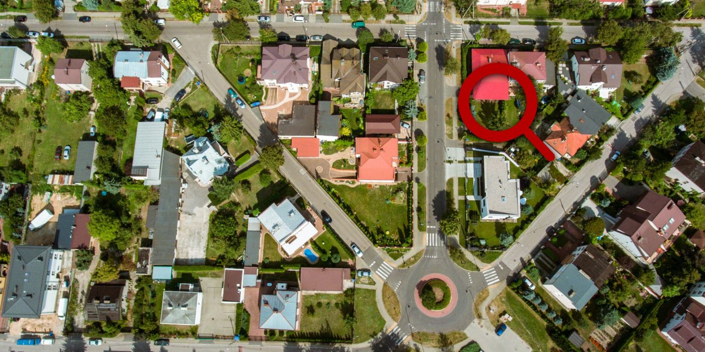 Střechy v okolí - ilustrativní foto obytné zástavby s červenou lupou nad domy znázorňující střechy v okolí