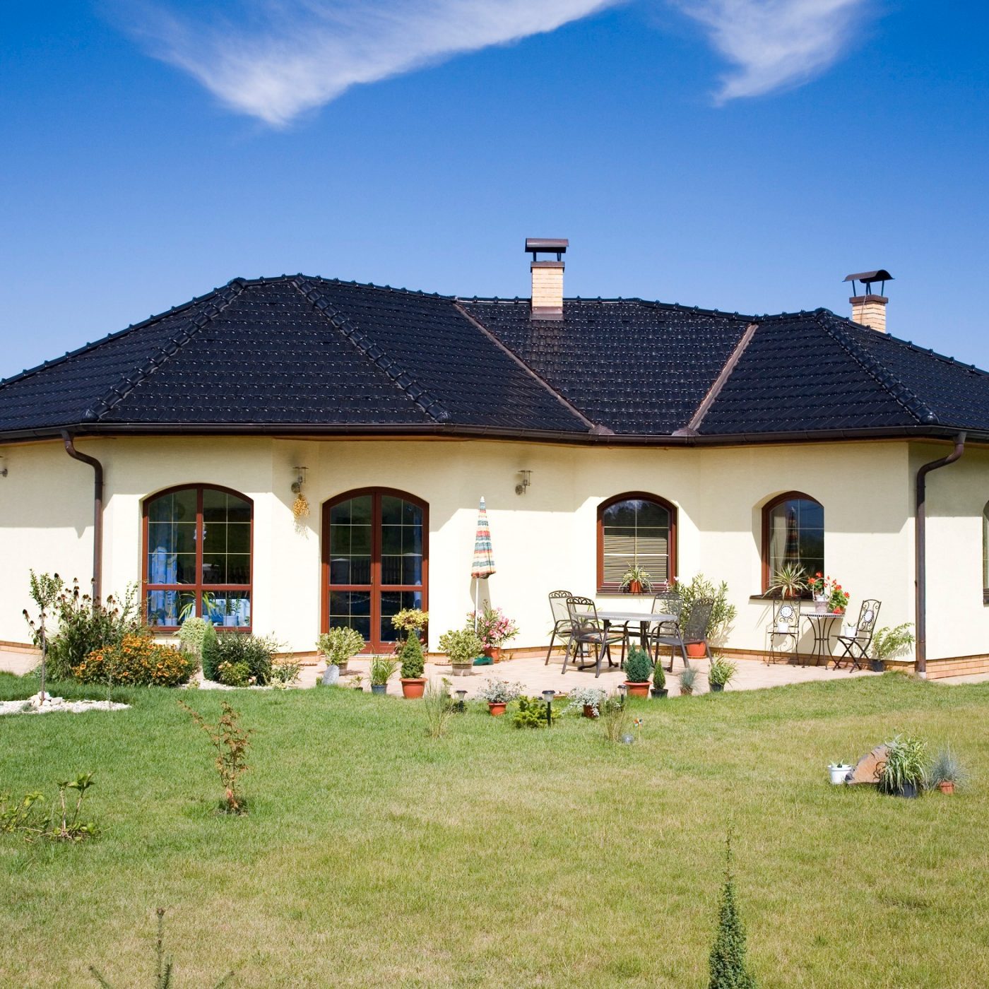 Reference produktů Tondach 2007  Francouzská 12 Glazura Amadeus černá