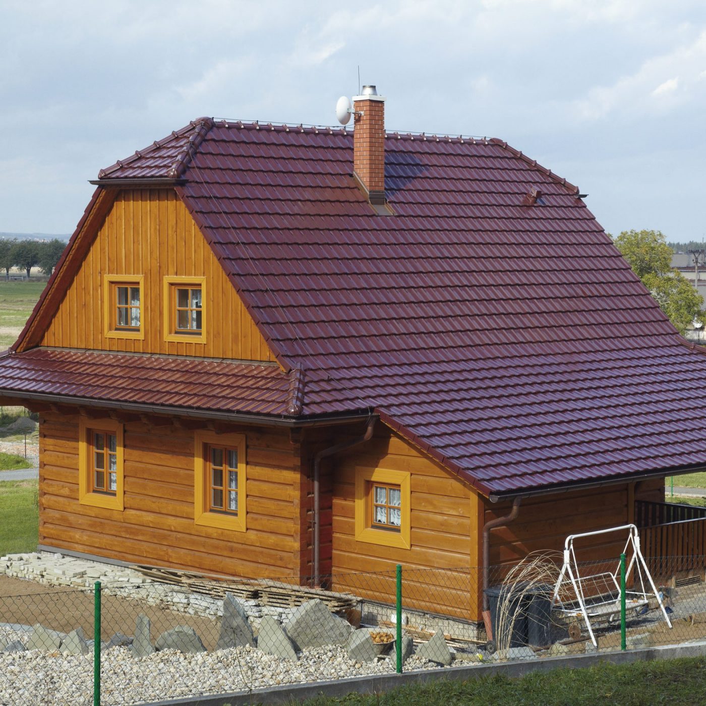 Reference produktů Tondach 2009 Stodo 12 Glazura kaštanově hnědá