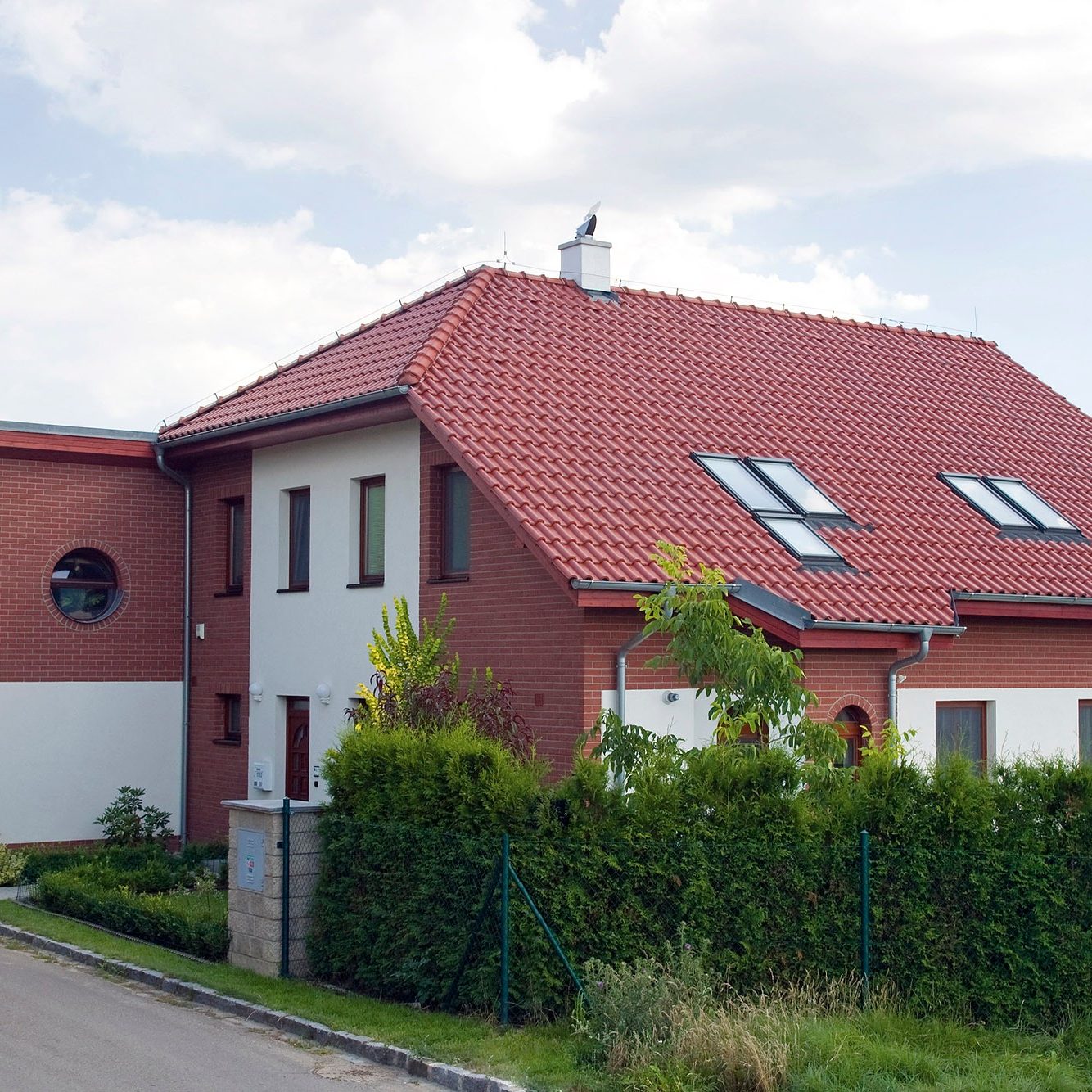 Reference produktů Tondach 2008 Románská Engoba červená
