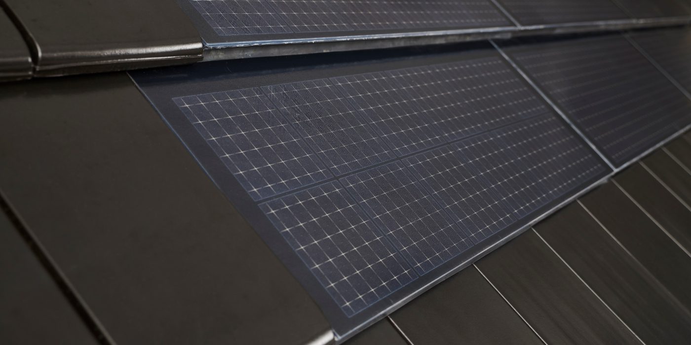 Fotografie fotovoltaiky - fotovoltaické moduly X-Tile 63 Wp BL