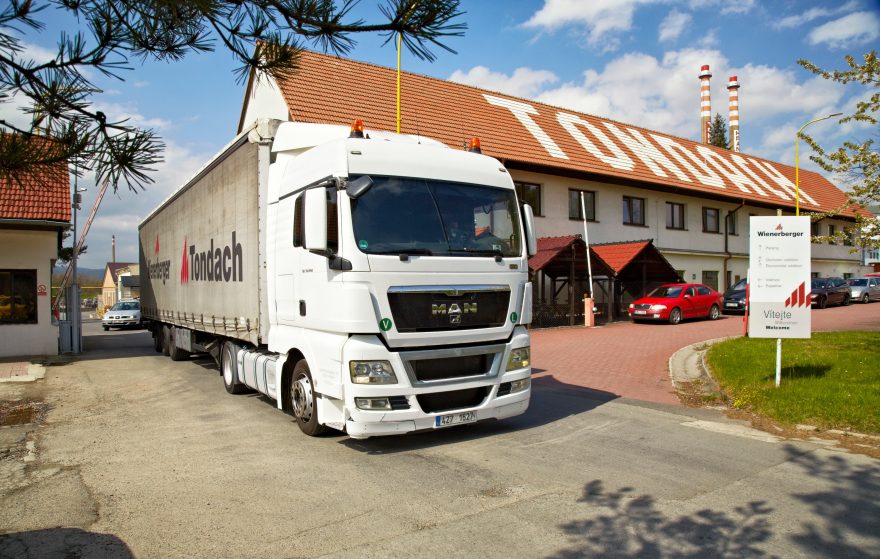 Nákladní automobil vyjíždějící z výrobního závodu Tondach Hranice - Výrobní závod Tondach Hranice 2019