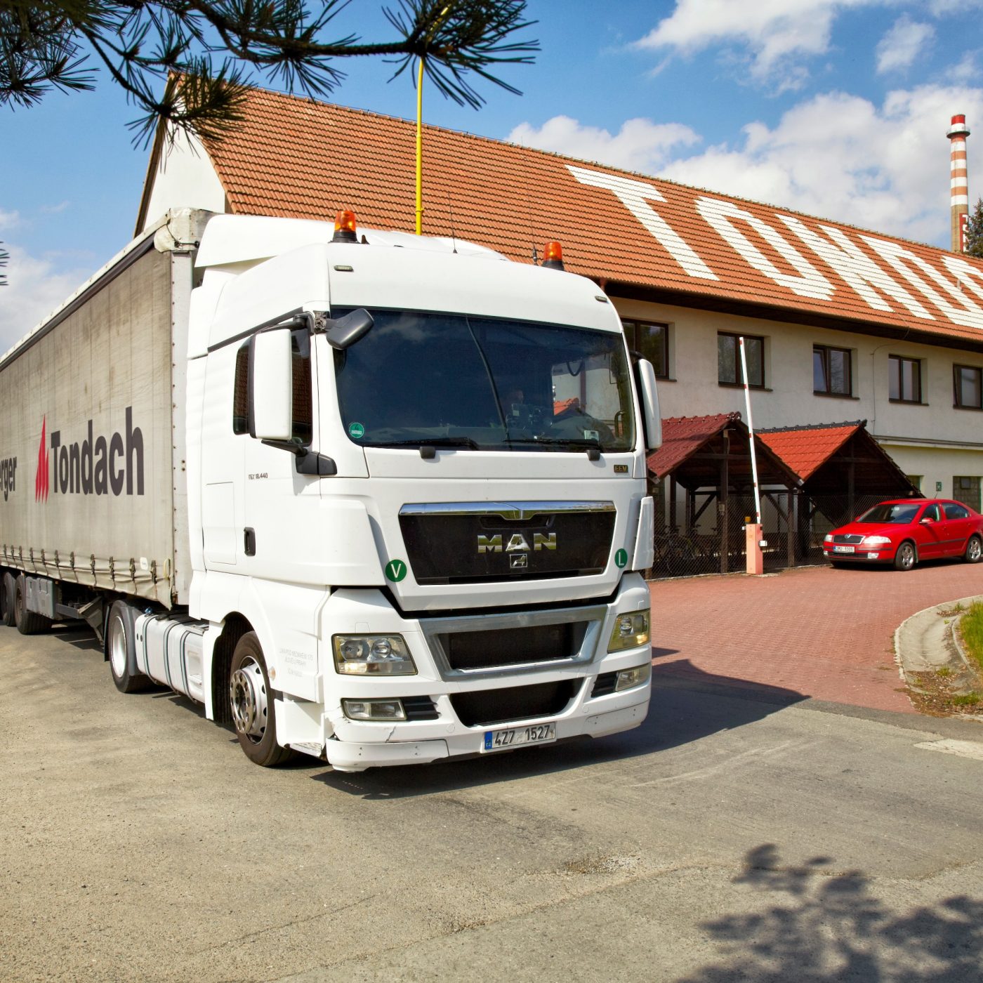Nákladní automobil vyjíždějící z výrobního závodu Tondach Hranice - Výrobní závod Tondach Hranice 2019