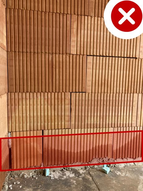 Nepoužití soklového zdiva, znamená možné nasáknutí a prodloužení výstavby, než vlhkost/voda vyschne po zastřešení objektu.