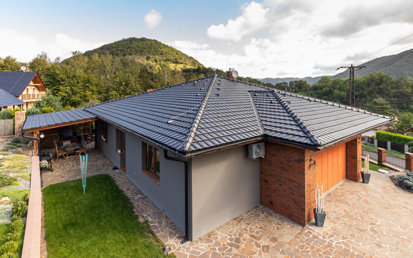 Reference rodinný dům Povrly 2018 - střešní krytina Tondach Stodo 12 glazura Amadeus černá & Lícová cihla Terca Passiebloem | Wienerberger