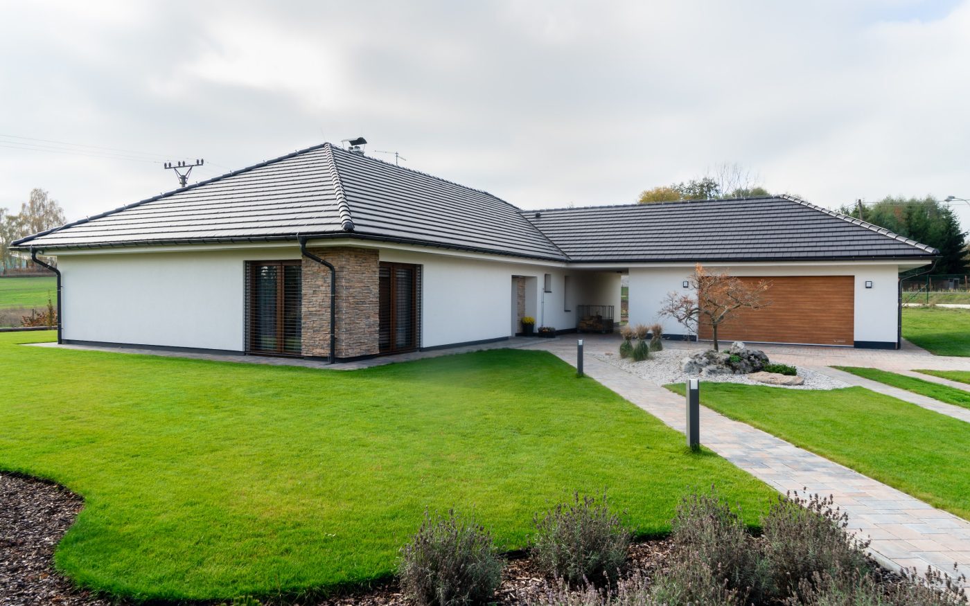 Reference rodinný dům Vroutek 2018 - střešní krytina Tondach Figaro 11 engoba černá & Zdivo Porotherm 38 Profi a Porotherm 25 AKU Z | Wienerberger