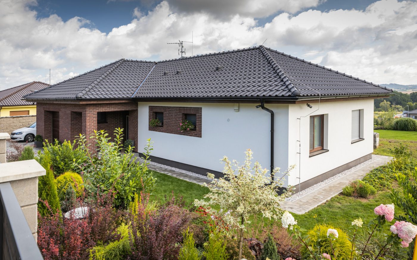 Reference rodinný dům Benešov 2015 - střešní krytina Tondach Samba 11 glazura Amadeus černá & Lícové cihly Terca Blue Velvet | Wienerberger