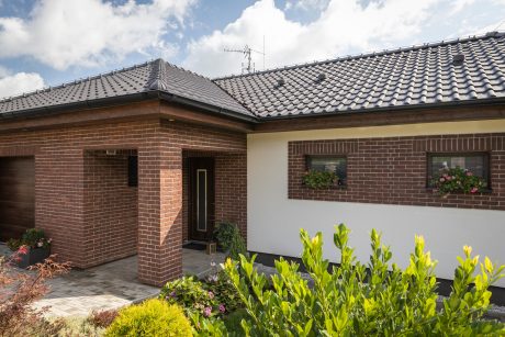 Reference rodinný dům Benešov 2015 - střešní krytina Tondach Samba 11 glazura Amadeus černá & Lícové cihly Terca Blue Velvet | Wienerberger