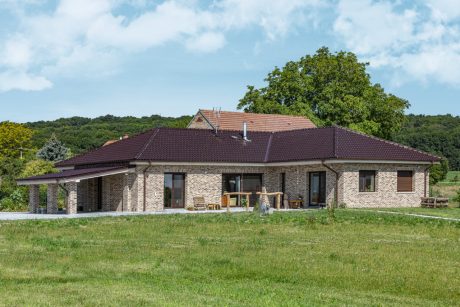 Reference rodinný dům Nymburk 2020 - cihly Porotherm 30 PD na maltu Profi, střešní tašky Tondach Samba 12 glazura Amadeus hnědá, lícové cihly Terca Abote, obkladové pásky Terca Abote | Wienerberger