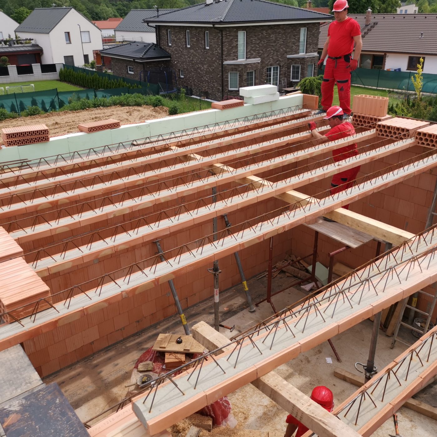 Fotografie z ukládání stropních nosníků a Stojkování vložky | Vzorový e4 dům | Wienerberger
