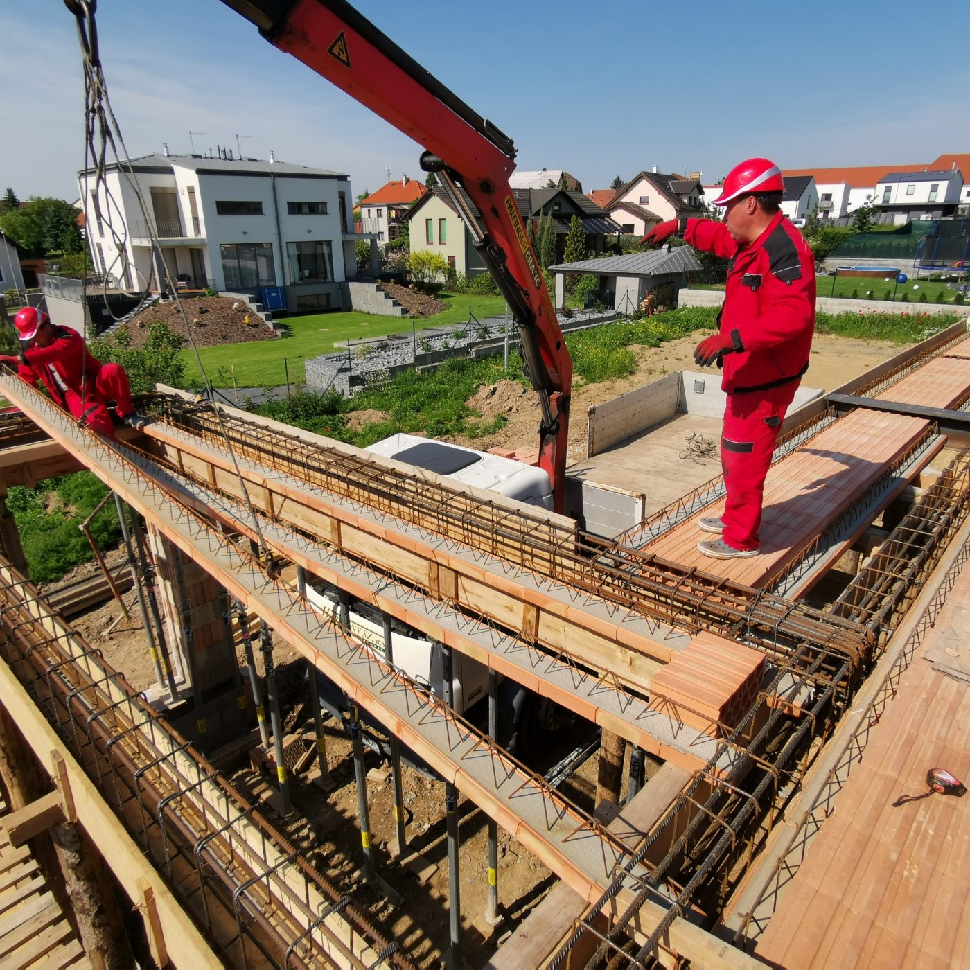 Fotografie z ukládání stropních nosníků a Stojkování vložky | Vzorový e4 dům | Wienerberger