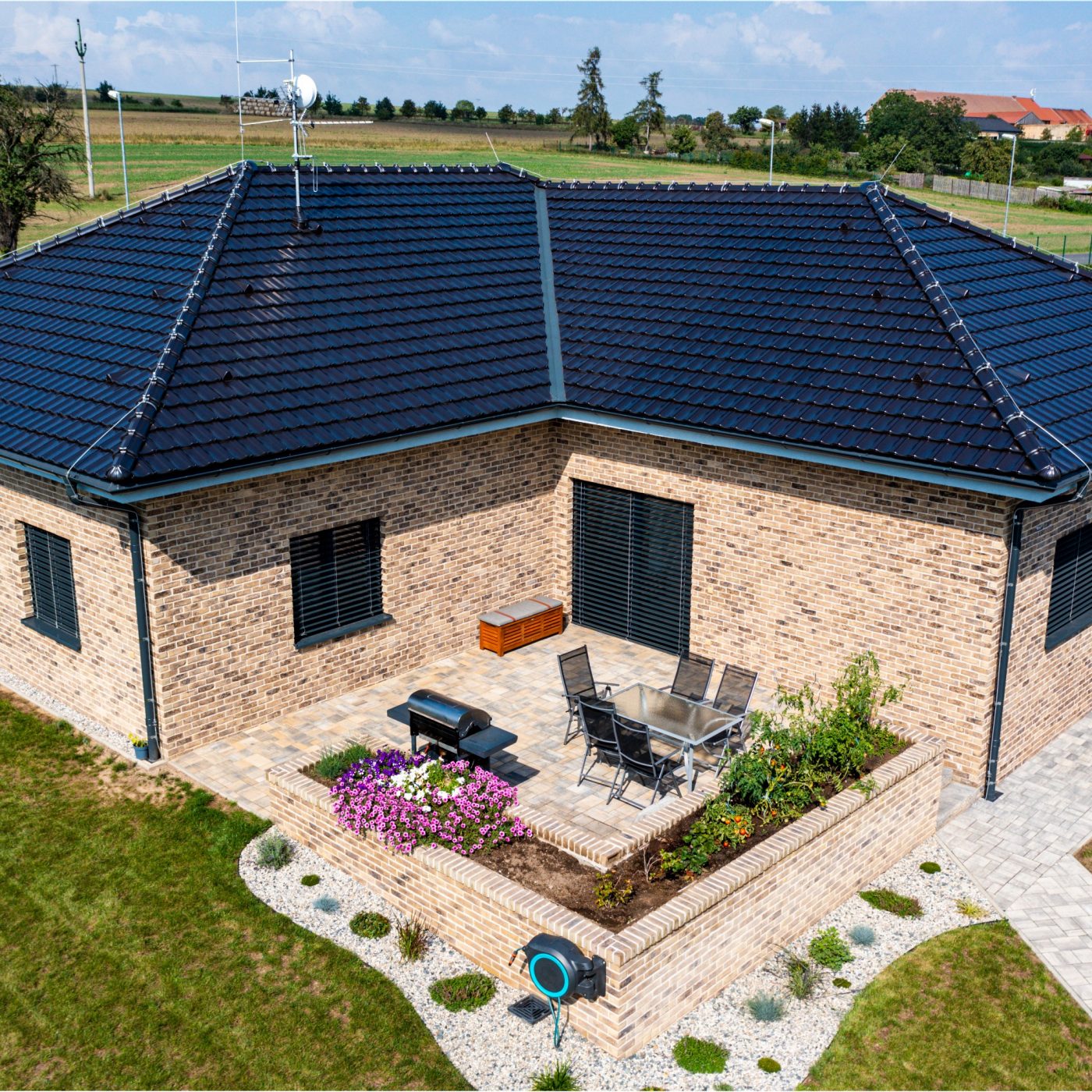 Rodinný dům Středočeský kraj 2022 - bricks Porotherm,  roof tiles Tondach, facing bricks Terca, concrete pavers Semmelrock - Porotherm 38 T Profi, Porotherm 19 AKU Profi, Porotherm 11,5 AKU Profi, Tondach Stodo 12 Břidlicově černá glazura, Terca pásek ABOTE, sv.béžová spárovačka, Semmelrock Citytop Elegant kombi, bíločerná