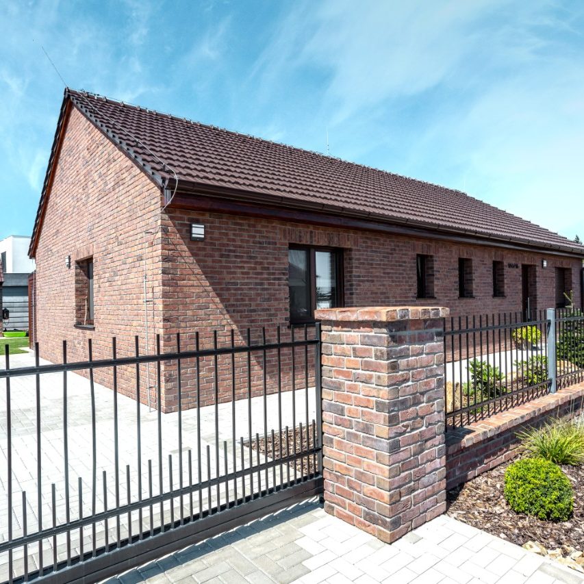 Reference rodinný dům Ústecký kraj 2020 - cihly Porotherm 38 T Profi, střešní krytina Tondach Hranice 11 engoba černá, lícové cihly Terca Kastanjebruin, obkladové pásky Terca Kastanjebruin | Wienerberger