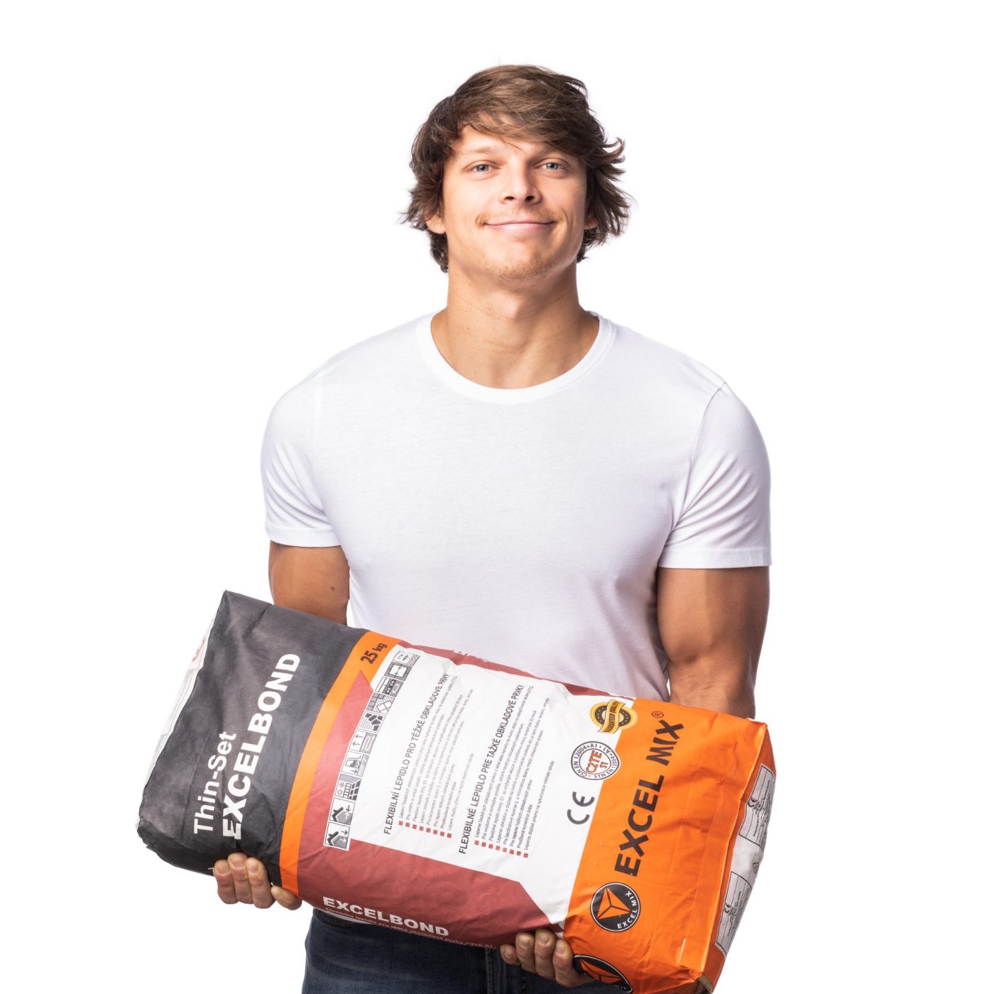 Mladý muž držící v ruce lepidlo Excelbond - příslušenství Terca, Wienerberger
