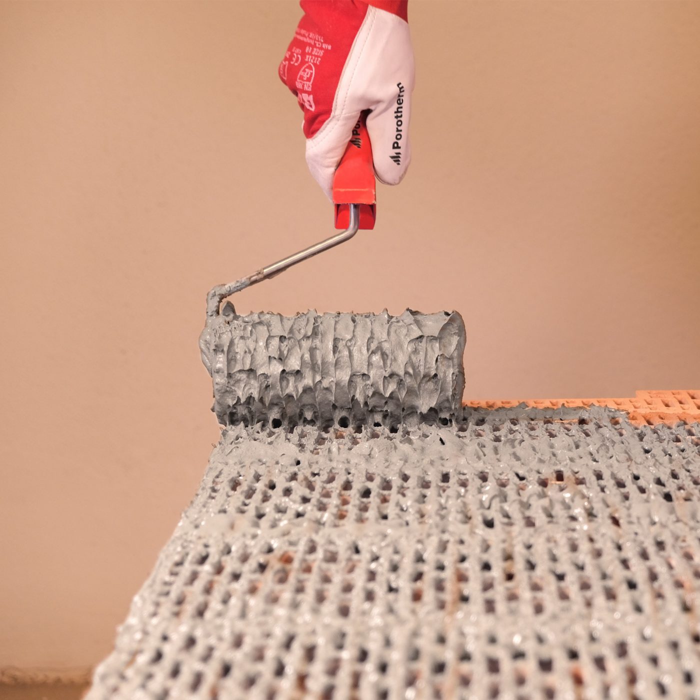 Aplikace tenkovrstvé malty Porotherm Profi pomocí válečku Porotherm Easy 180