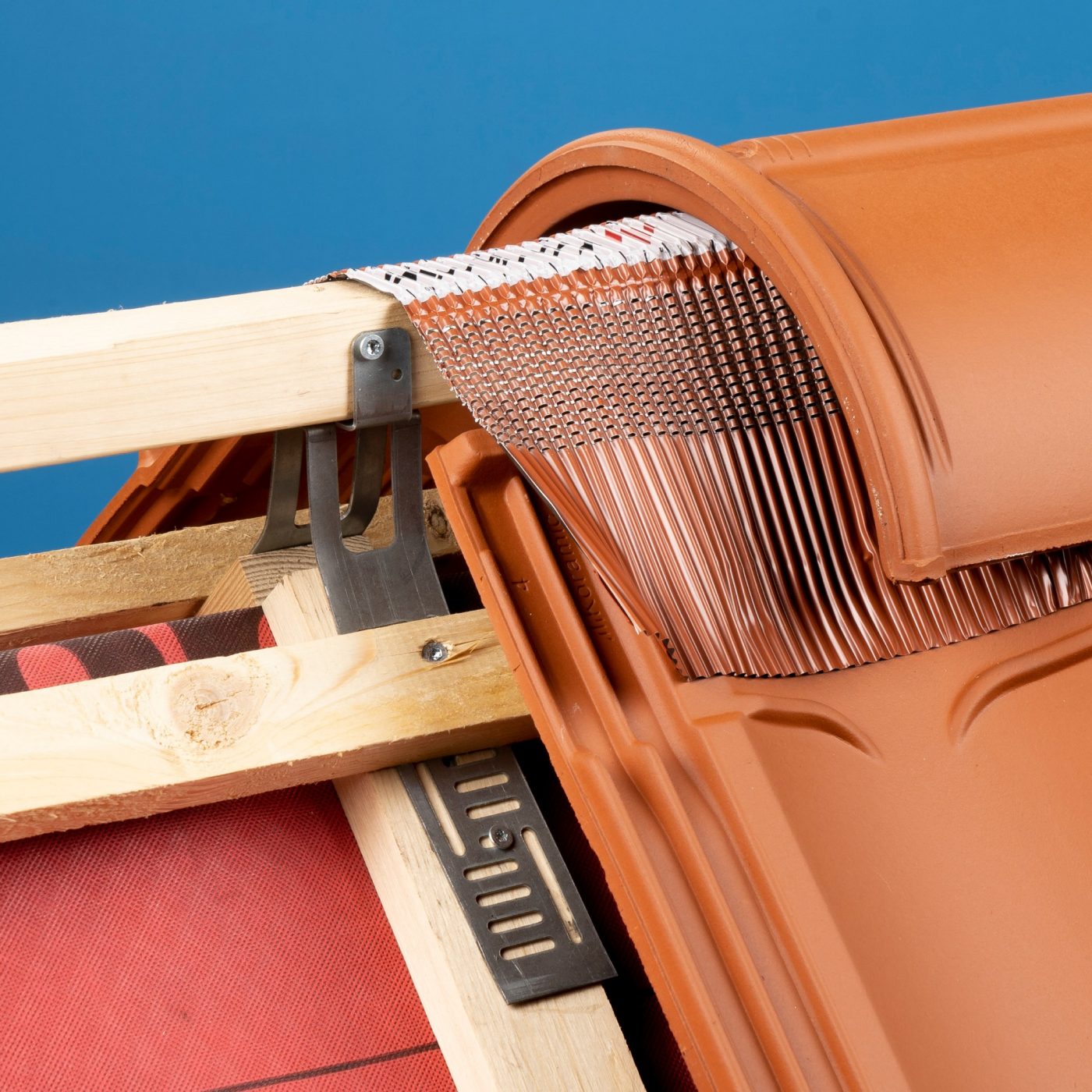 Větrací pás Tondach a jeho instalace na střeše - detail hřebene střechy