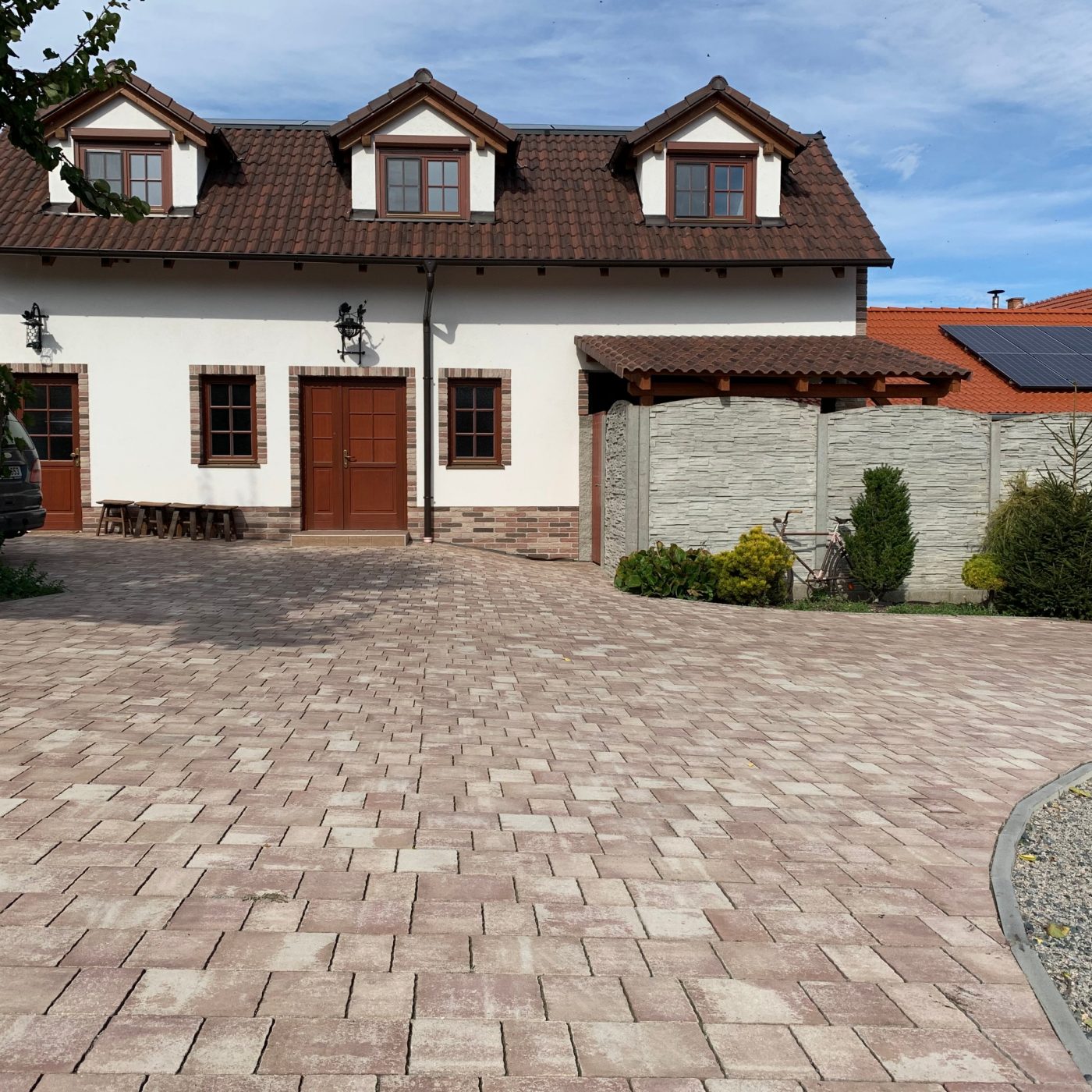 Foto realizace dlažba Appia antica neotloukaná lávově červená melírovaná