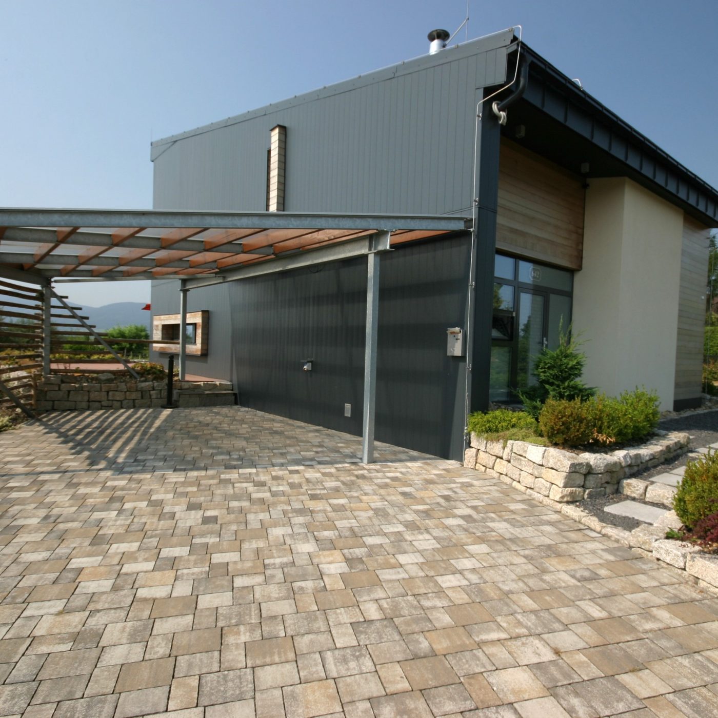 Foto realizace dlažba Appia antica neotloukaná lávově šedá melírovaná