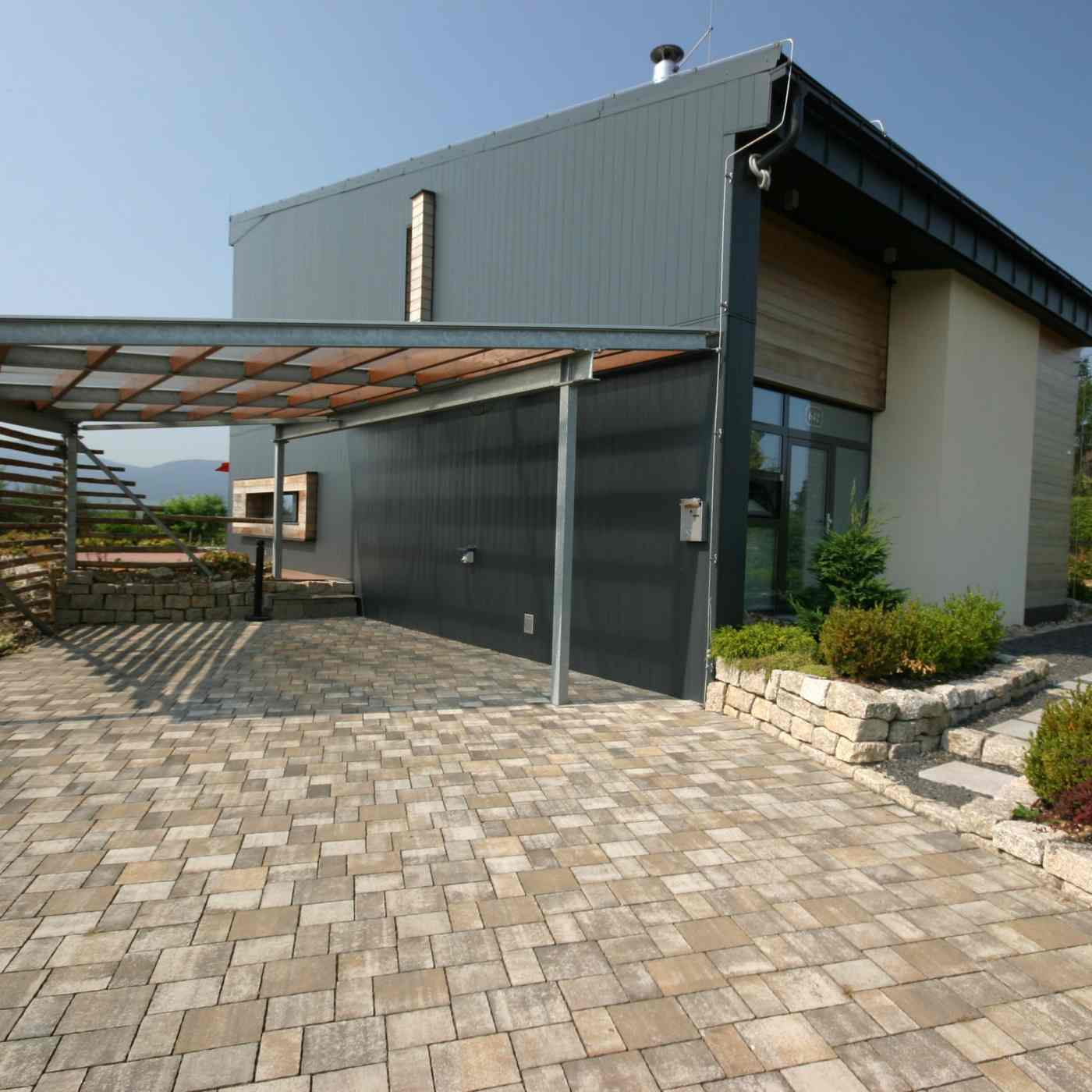 Foto realizace dlažba Appia antica neotloukaná lávově šedá melírovaná