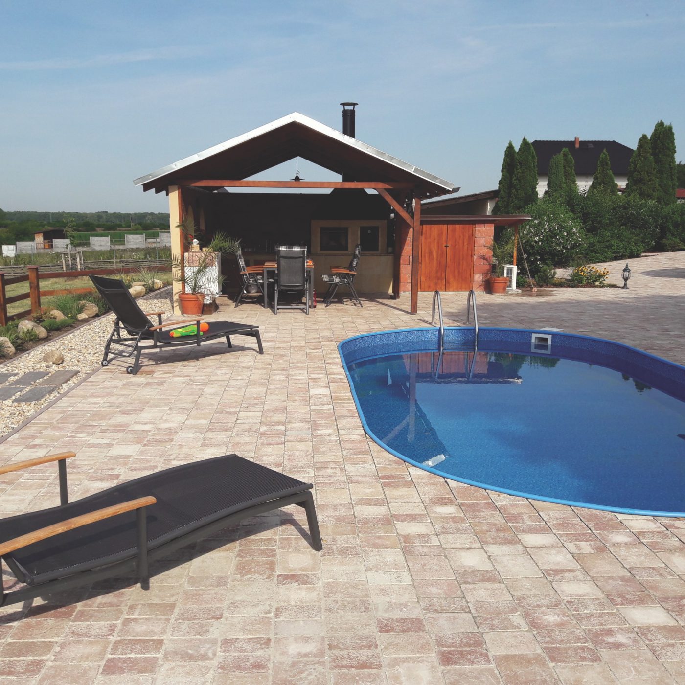 Foto realizace dlažba Appia antica otloukaná lávově červená melírovaná