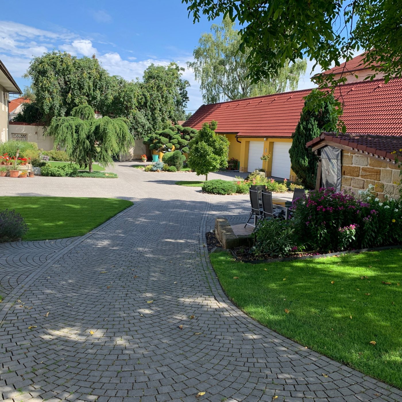 Reference rodinne domy Melnik dlazba ARTE sedocerna stinovana