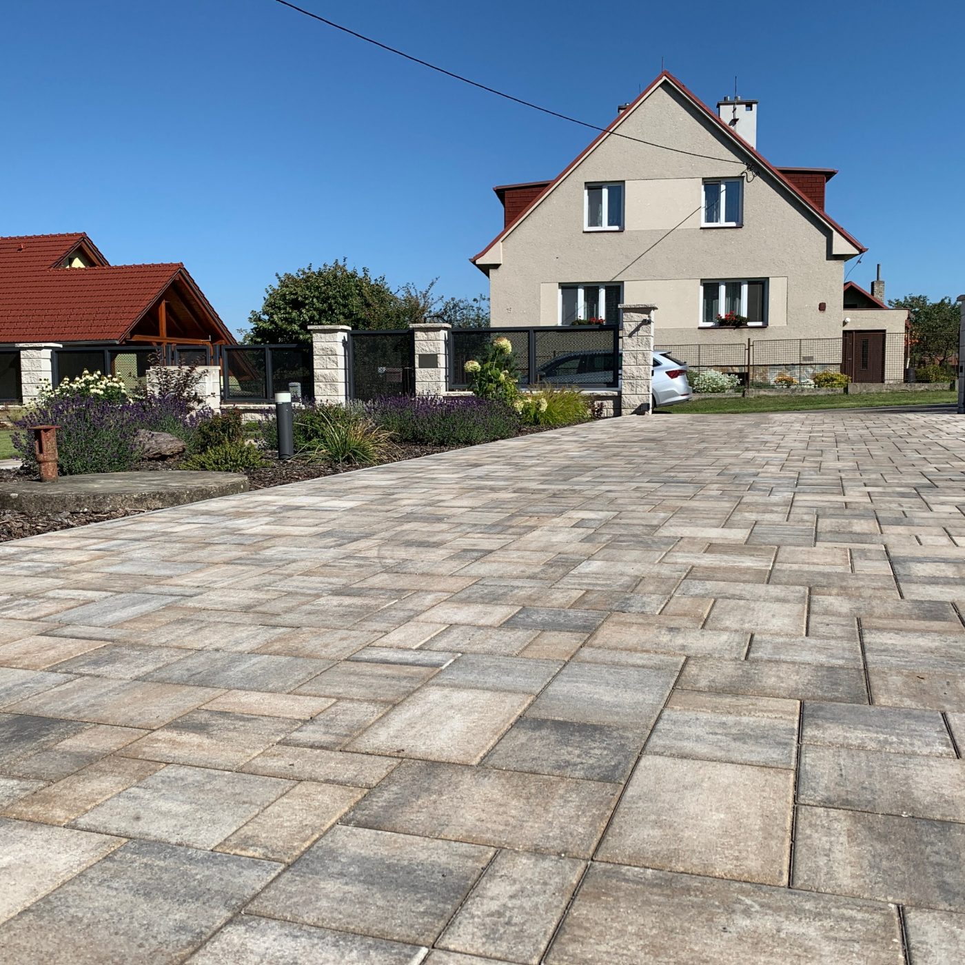 Reference rodinne domy Chocen dlazba Citytop Elegant kombi bilohnedocerna