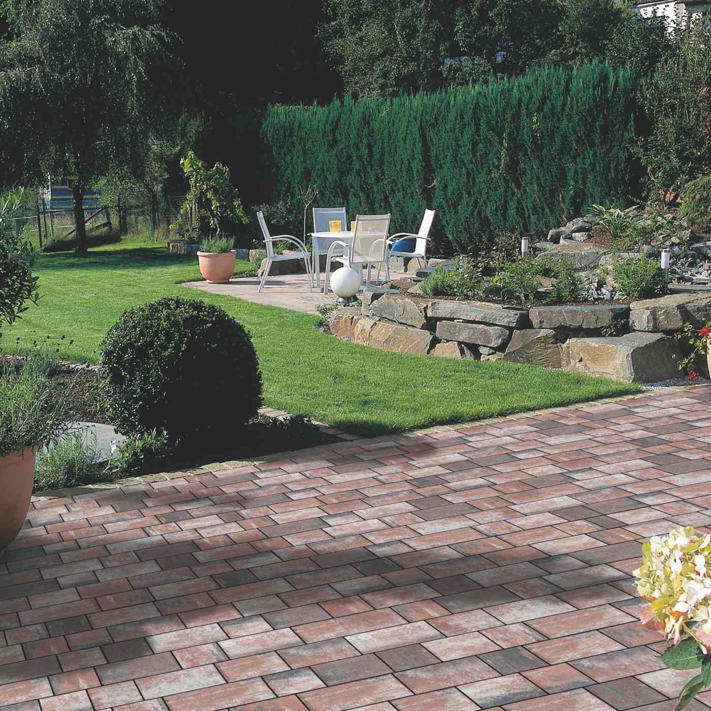 Foto realizace dlažba Country kombi bíločervenočerná