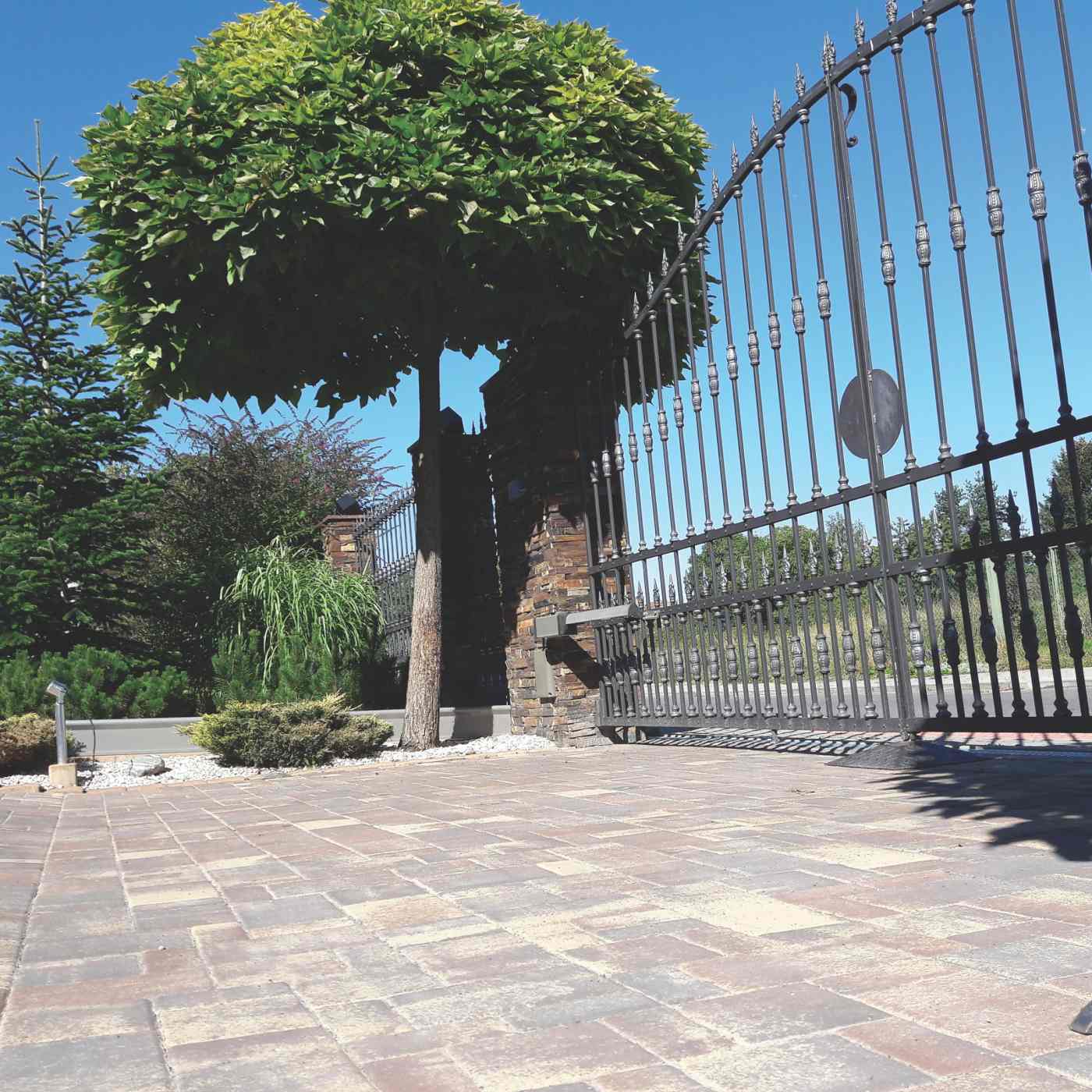 Foto realizace dlažba Rhodos Elegant kombi lávově hnědá melírovaná