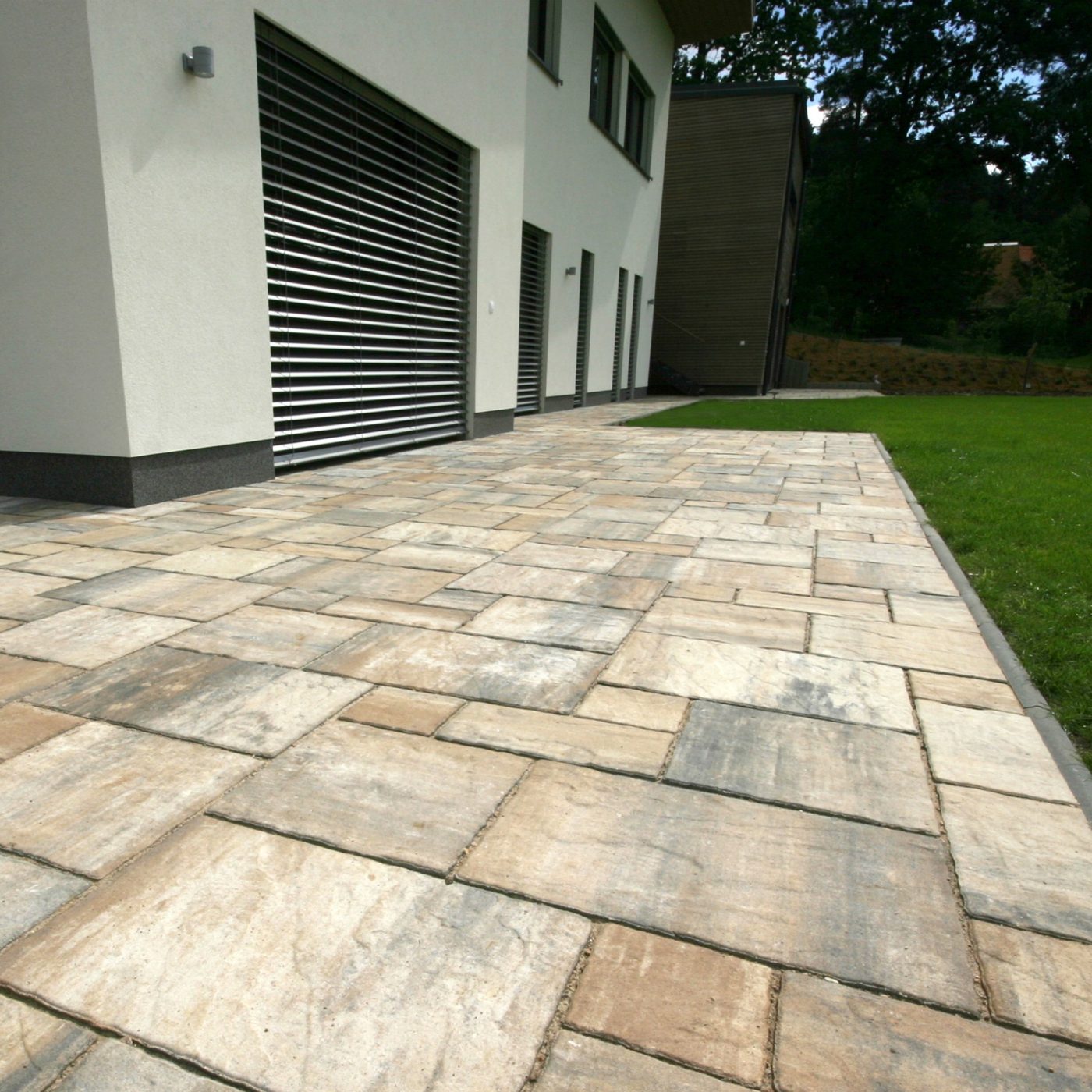 Foto realizace dlažba Suprema kombi bílohnědočerná