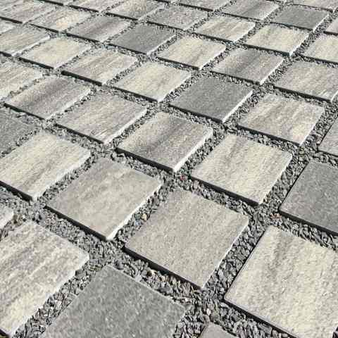 Fotografie dlažba Semmelrock Vegetační kámen bíločerná